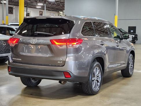Used 2019 Toyota Highlander XLE FWD image 8