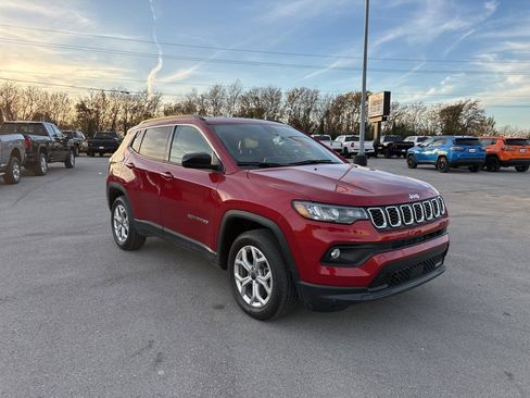 Used 2025 Jeep Compass Latitude image 1