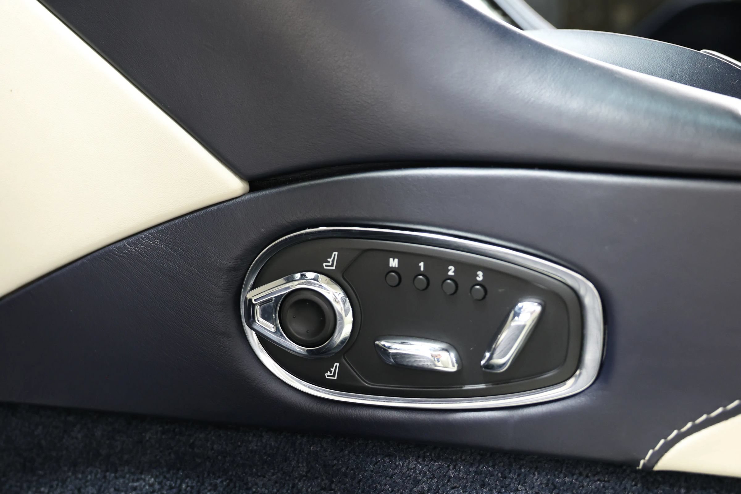 Used 2019 Aston Martin DB11 Coupe RWD image 24