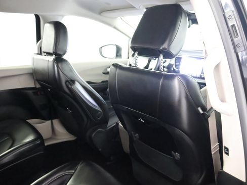 Used 2023 Chrysler Pacifica Touring-L FWD image 51