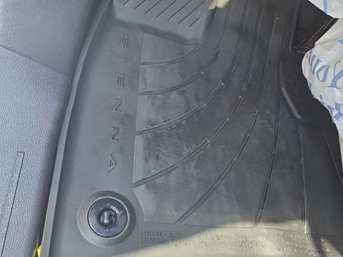 Used 2021 Toyota Sienna XSE FWD image 18