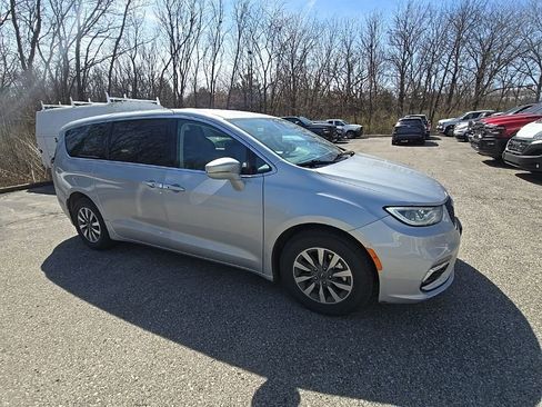 Used 2022 Chrysler Pacifica Touring-L image 10