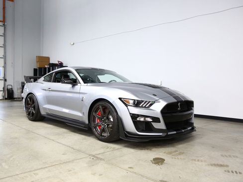 Used 2021 Ford Mustang Shelby GT500 w/ Carbon Fiber Track Pack RWD image 3