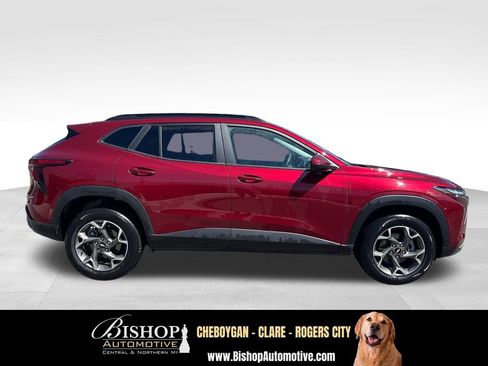Used 2025 Chevrolet Trax LT FWD image 12