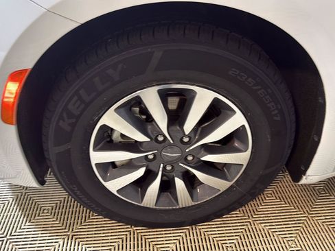 Used 2023 Chrysler Pacifica Touring-L FWD image 3
