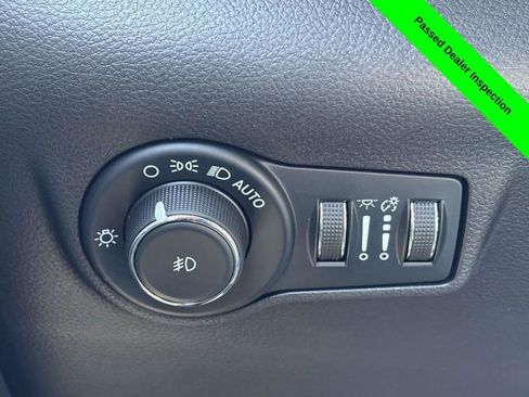 Used 2023 Jeep Compass Latitude image 11