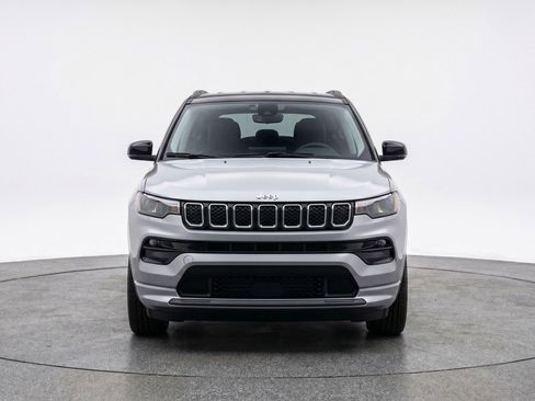 Used 2025 Jeep Compass Limited AWD/4WD image 2
