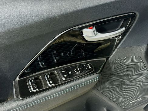 Used 2020 Kia Niro EX Premium image 24