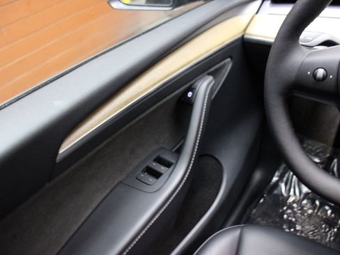 Used 2022 Tesla Model Y Performance image 32