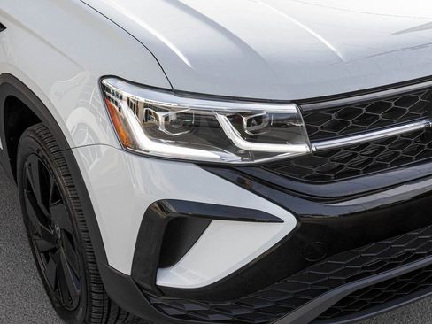 Used 2024 Volkswagen Taos SE image 30