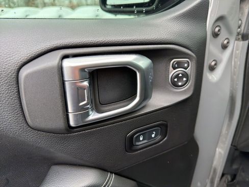 Used 2020 Jeep Wrangler Unlimited Sahara image 27