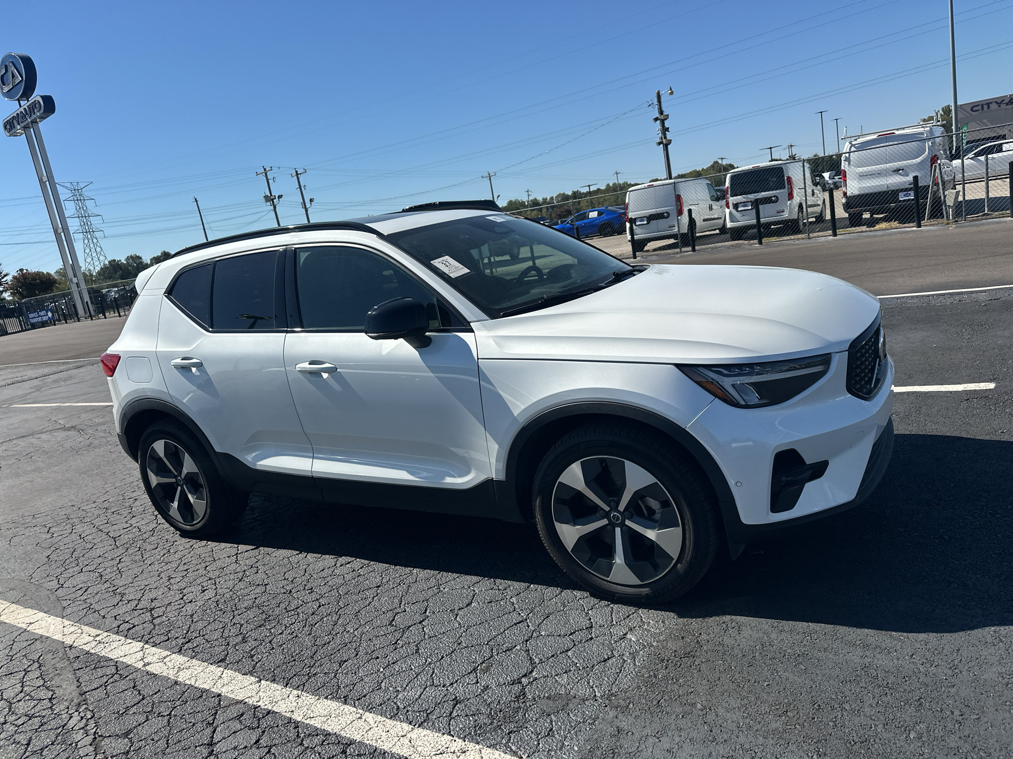 Used 2023 Volvo XC40 B4 Ultimate FWD image 3