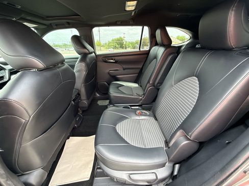 Used 2023 Toyota Highlander XSE FWD image 25