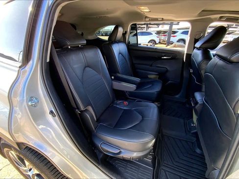 Used 2023 Toyota Highlander XLE image 18