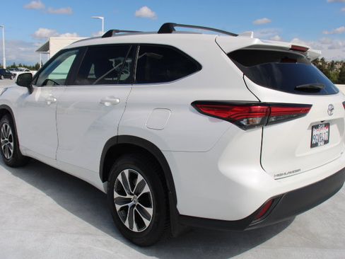 Used 2023 Toyota Highlander XLE FWD image 5