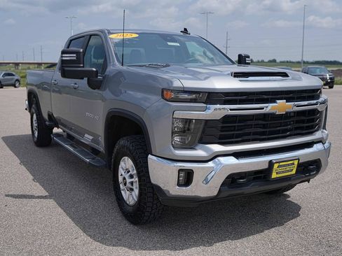 Used 2025 Chevrolet Silverado 2500 LT w/ Convenience Package AWD/4WD image 4
