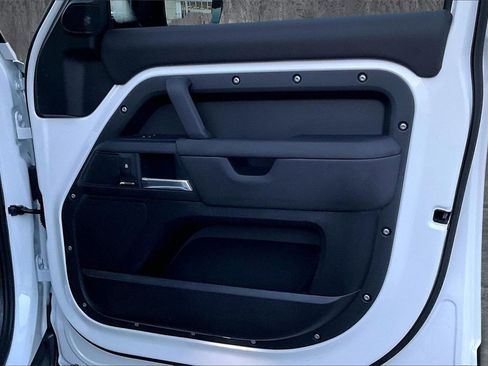 Used 2025 Land Rover Defender 110 S image 27
