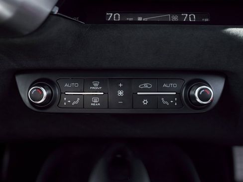 Used 2018 Ferrari 812 Superfast Base image 70