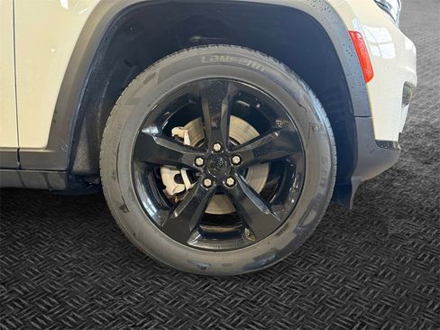 Used 2023 Jeep Grand Cherokee L Laredo image 11