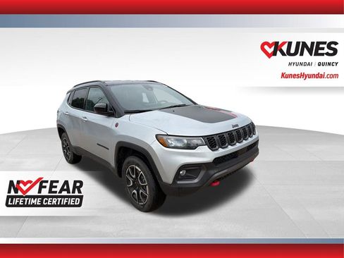 Used 2025 Jeep Compass Trailhawk AWD/4WD image 1