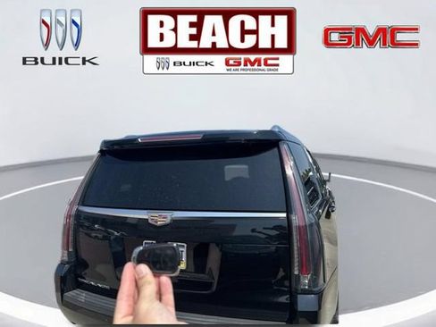 Used 2019 Cadillac Escalade Luxury RWD image 4