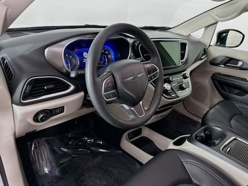 Certified 2024 Chrysler Pacifica Touring-L image 16