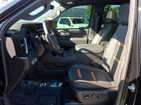 Used 2025 GMC Sierra 1500 AT4 w/ AT4 Premium Package AWD/4WD image 9