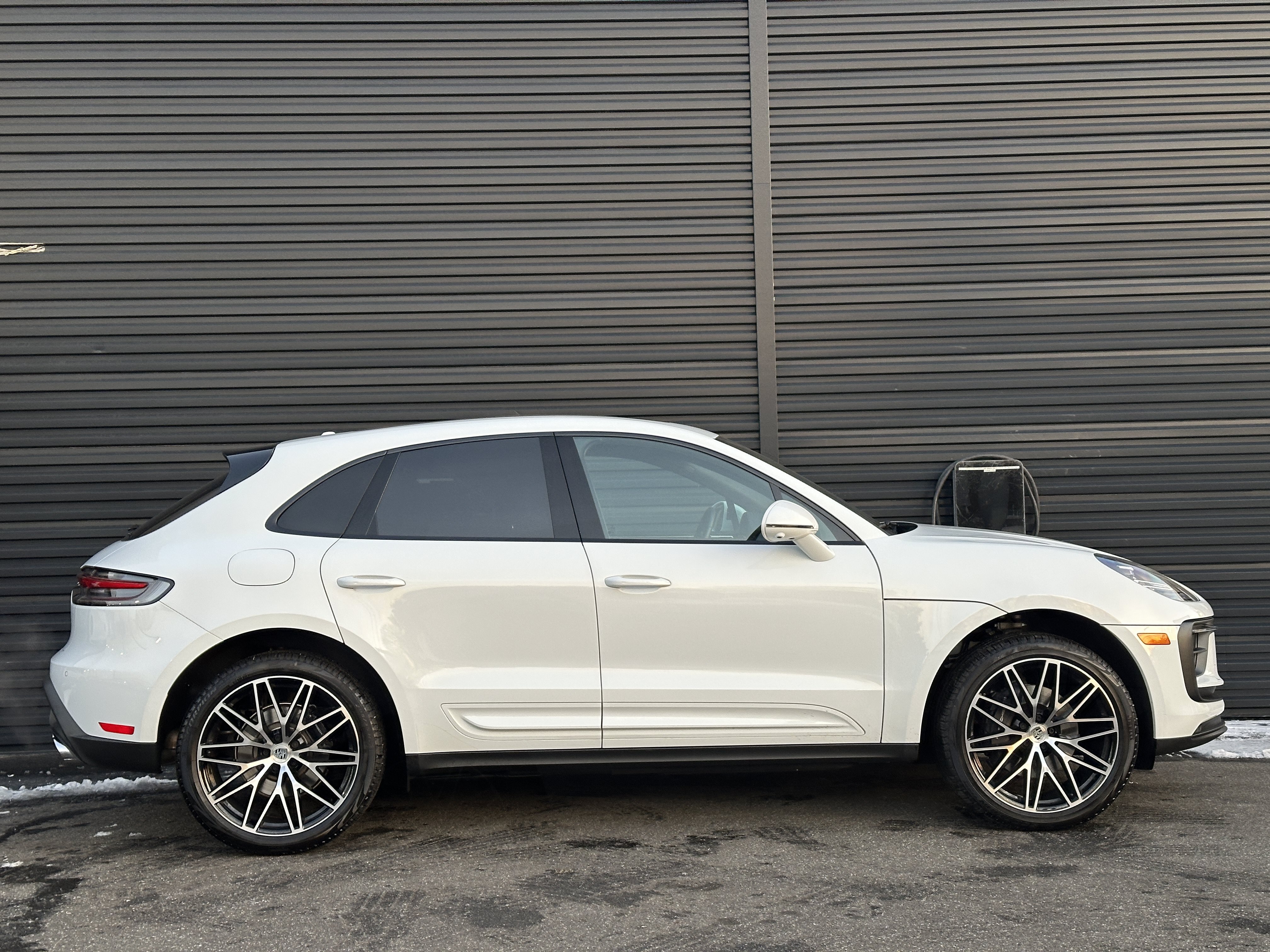 Certified 2025 Porsche Macan AWD/4WD image 9