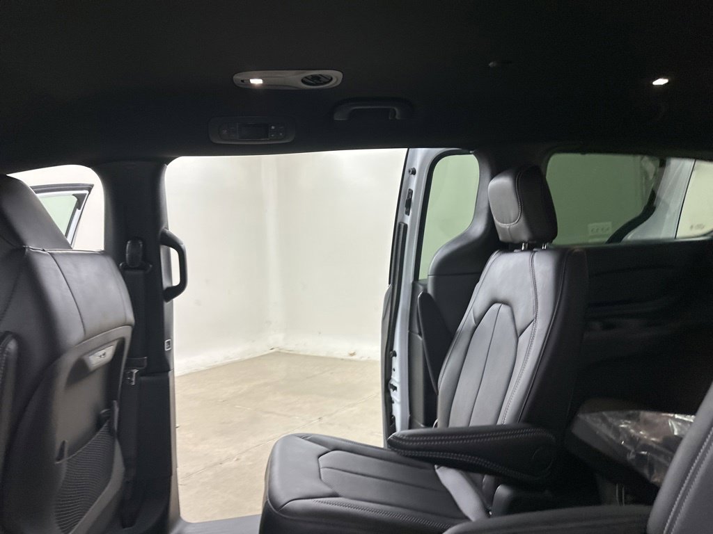 New 2027 Chrysler Pacifica Select FWD image 28