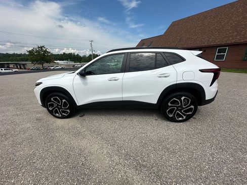 Used 2024 Chevrolet Trax RS w/ Sunroof Package FWD image 2