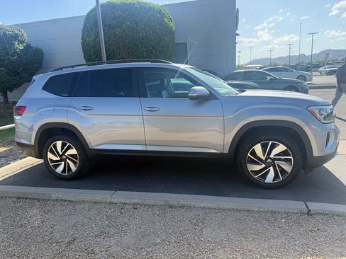 Used 2024 Volkswagen Atlas SE w/ Panoramic Sunroof Package FWD image 5