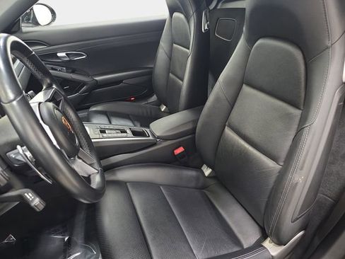 Used 2019 Porsche 718 Boxster image 12