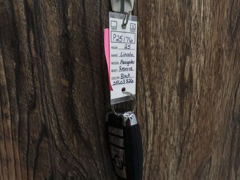 Used 2025 Lincoln Navigator Reserve image 39