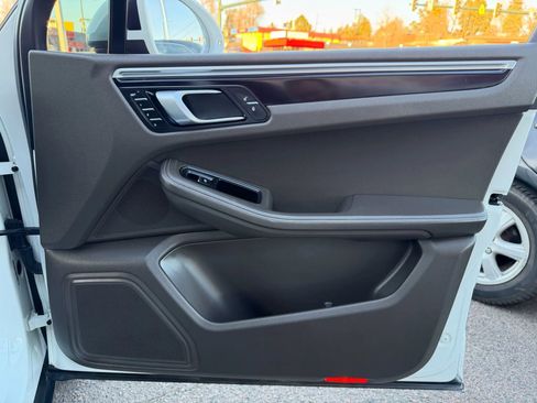 Used 2018 Porsche Macan Sport Edition image 18