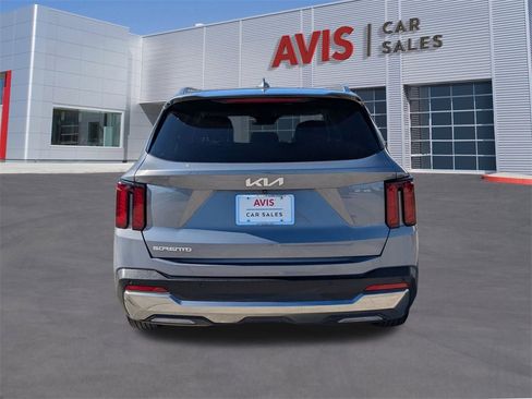 Used 2024 Kia Sorento S image 7