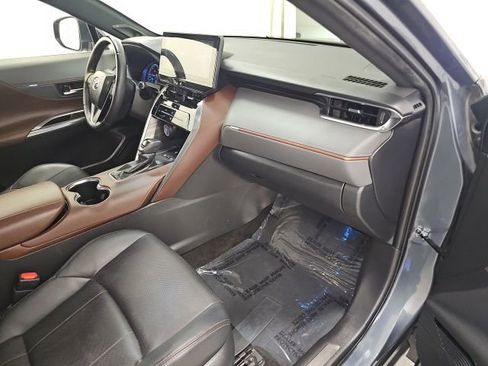 Used 2021 Toyota Venza Limited image 40