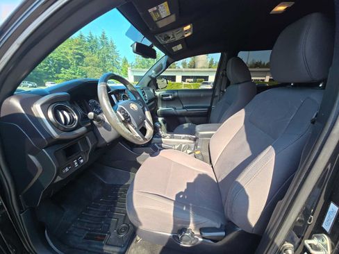Used 2017 Toyota Tacoma TRD Off-Road w/ Tow Package (A/T) AWD/4WD image 21
