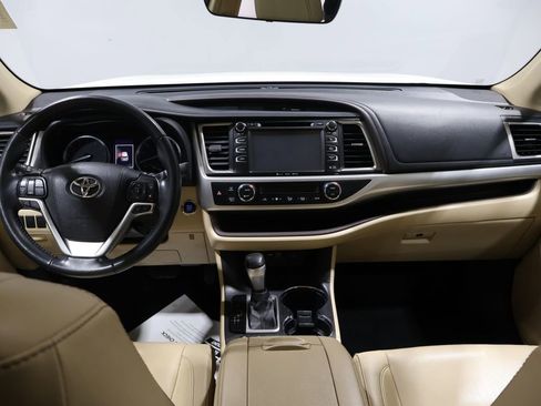 Used 2019 Toyota Highlander XLE image 16