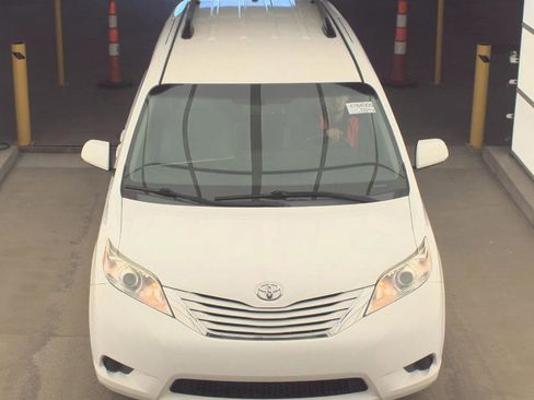 Used 2017 Toyota Sienna LE FWD image 2