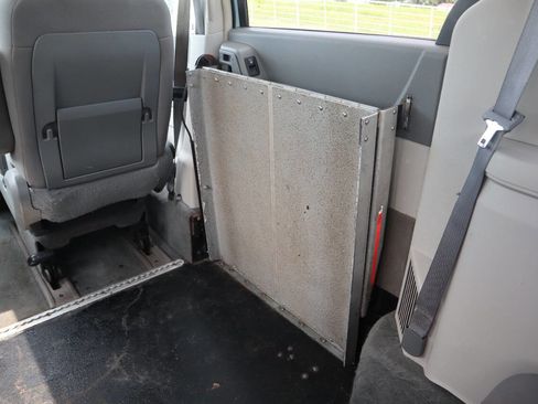 Used 2008 Chrysler Town & Country Touring image 27