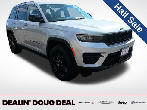 Used 2023 Jeep Grand Cherokee Altitude image 8