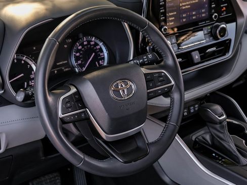 Used 2022 Toyota Highlander XLE image 4