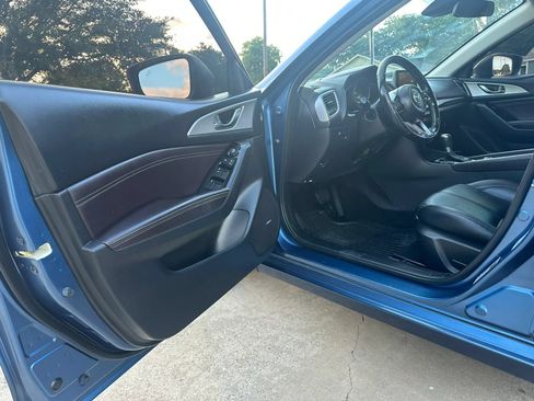 Used 2017 MAZDA MAZDA3 Touring w/ Popular Equipment Package FWD image 9