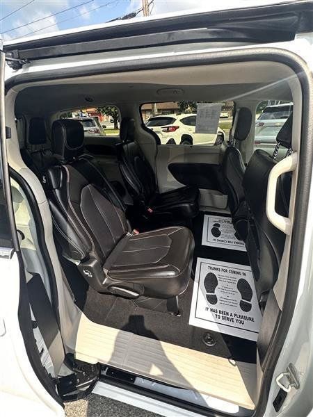 Used 2024 Chrysler Pacifica Touring-L FWD image 12
