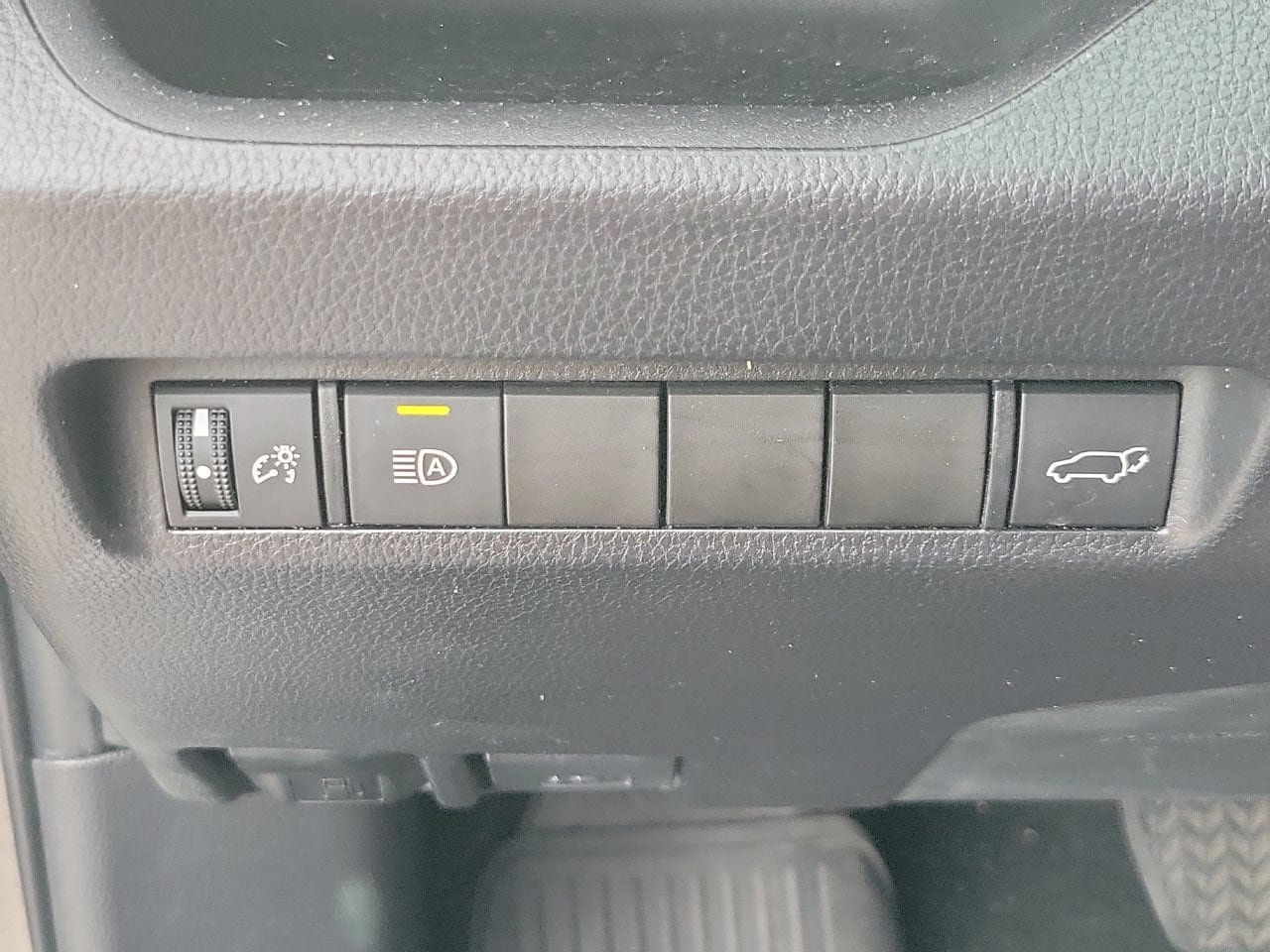 Used 2022 Toyota RAV4 XLE w/ Convenience Package FWD image 31