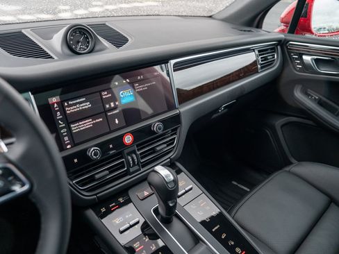 Certified 2026 Porsche Macan AWD/4WD image 16