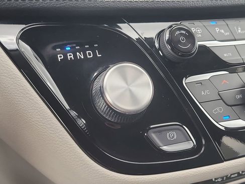 Certified 2024 Chrysler Pacifica Touring-L FWD image 28