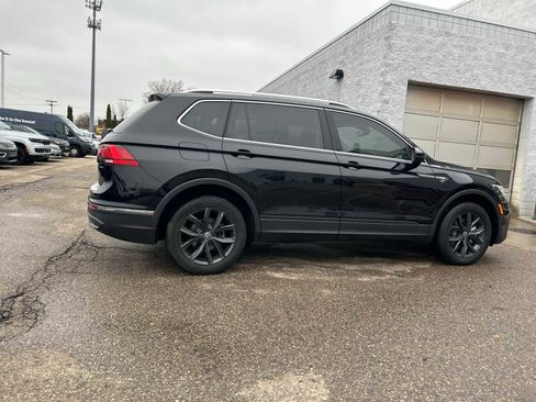 Used 2024 Volkswagen Tiguan SE w/ Panoramic Sunroof Package image 17