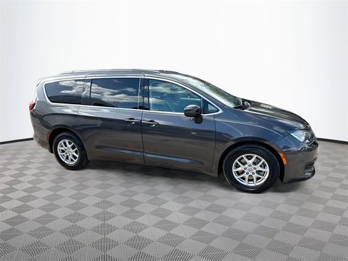 Used 2021 Chrysler Voyager Lxi image 5
