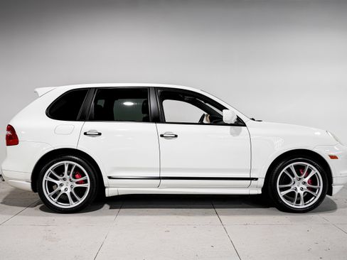 Used 2010 Porsche Cayenne GTS image 2